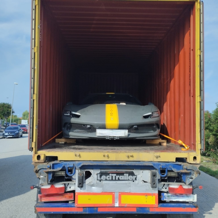 Transporte de Lujo: Enviamos un Ferrari a Jeddah
